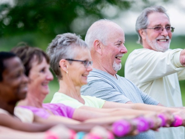 Afbeelding mensen die met elkaar sporten